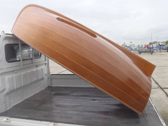 木製手漕ぎボート